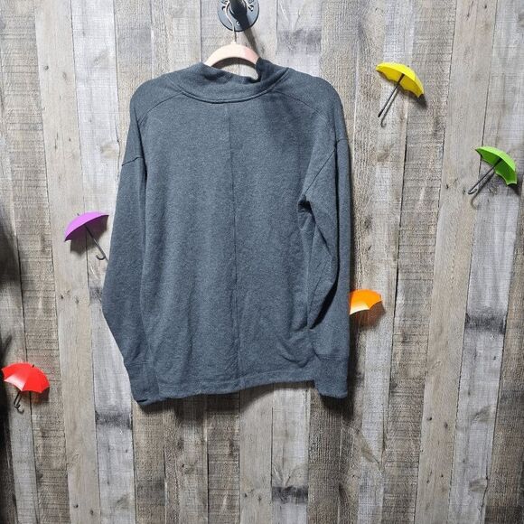 5/$25 Athleta Womans Size Medium Clarity VNeck Lightweight Sweatshirt - Picture 3 of 5